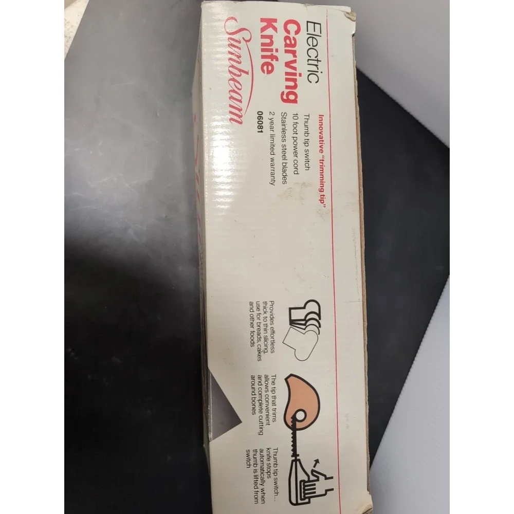 SUNBEAM CARVING ELECTRIC KNIFE 06081 WITH BLADES AND IN ORIGINAL BOX,VERY SHARP.